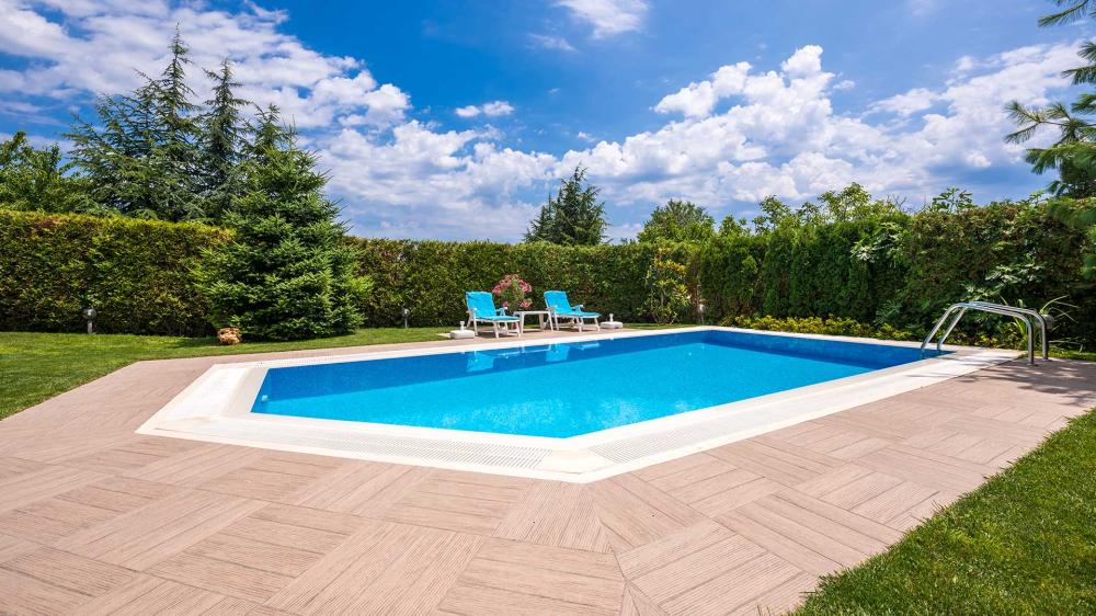 Piscine-avec-jardin